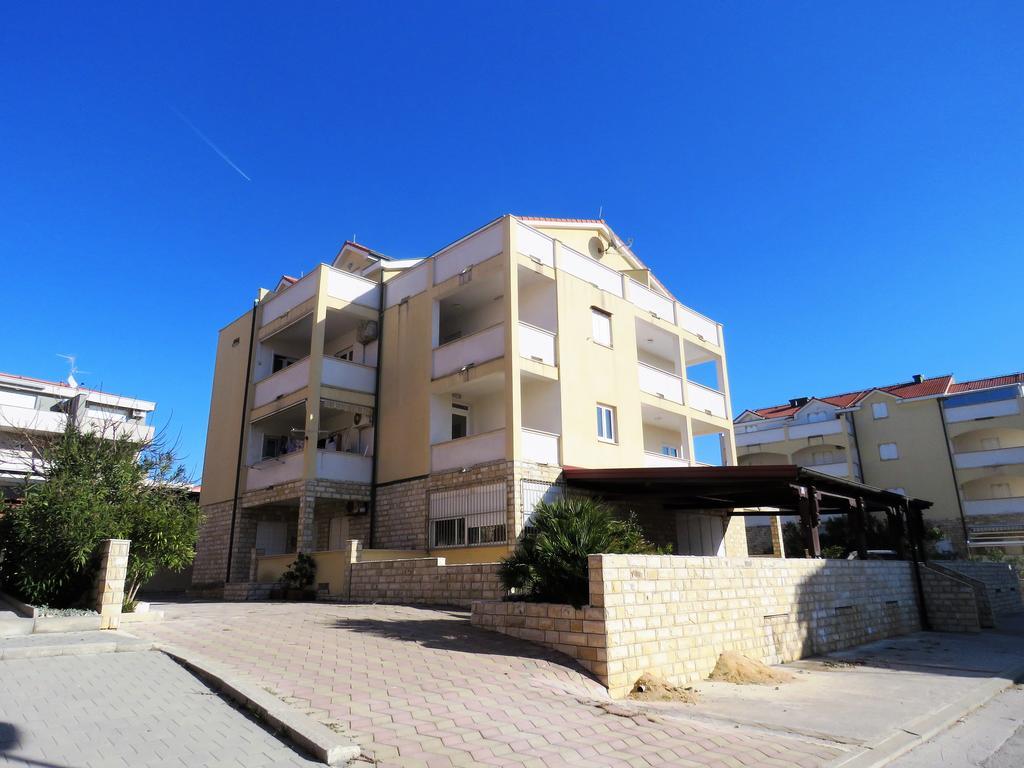 Apartments Party Новаля Екстер'єр фото