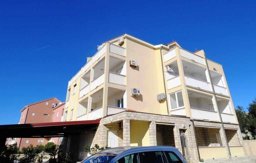 Apartments Party Новаля Екстер'єр фото
