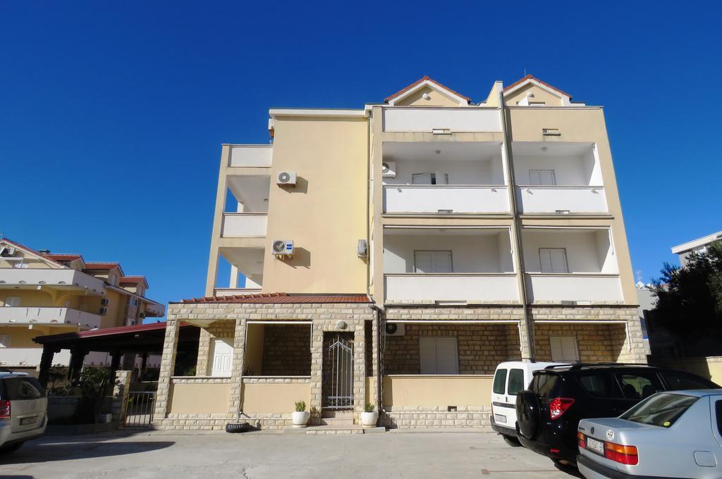 Apartments Party Новаля Екстер'єр фото